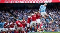 Erling Haaland menjadi kunci kemenangan Manchester City saat menjamu Arsenal dalam laga lanjutan Liga Inggris 2025/2026 di Etihad Stadium, Manchester, Inggris, Minggu (19/04/2026) waktu setempat. (AP Photo/Dave Thompson)