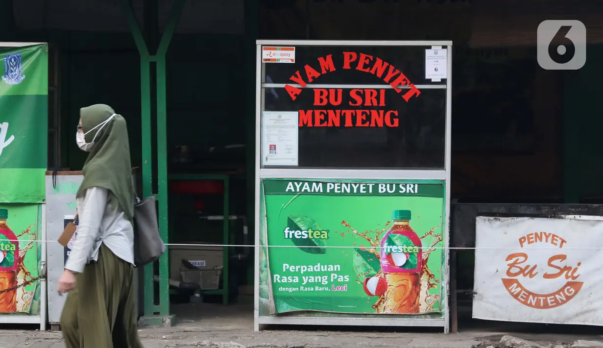 Warga melintas di depan area PKL Kuliner di kawasan Kuningan, Jakarta, Kamis (9/7/2020). Badan Pusat Statistik (BPS), mencatat masyarakat berpendapatan rendah paling terdampak pandemi Covid-19, akibatnya, secara ekonomi kelompok tersebut paling tertekan. (Liputan6.com/Helmi Fithriansyah)