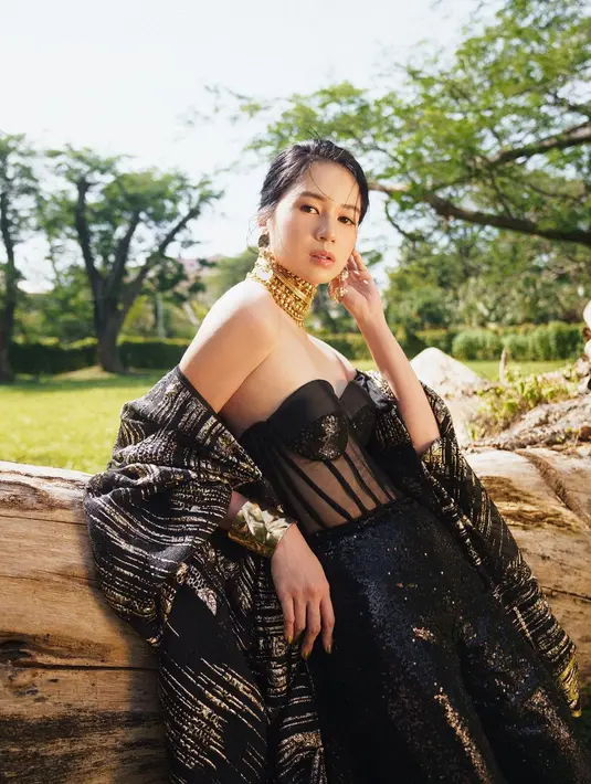 Serta pulasan makeup natural karya MUA @archangelachelsea  yang menyempurnakan penampilannya. [cr: @winstongomez].