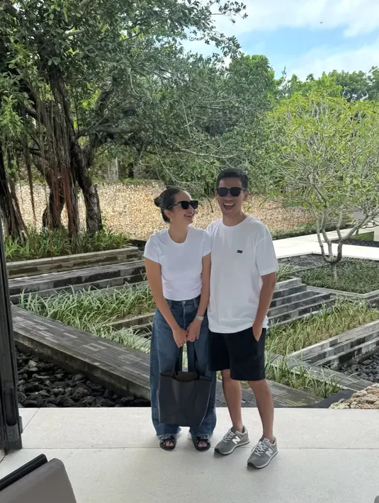 Enzy Storia memiliki gaya fashion yang penuh gaya. Style effortless-nya begitu inspiratif. [foto: Instagram/ Enzy Storia]