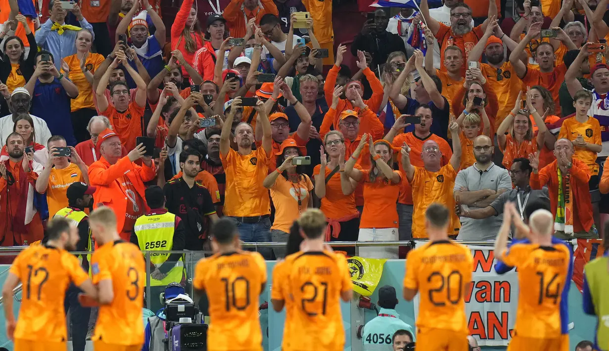 Hingga laga usai skor 2-0 untuk kemenangan pasukan Louis van Gaal tetap bertahan. (AP/Petr David Josek)