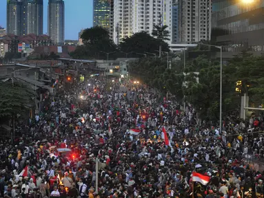 Massa aksi memadati Jalan Pejompongan, Jakarta, Senin (30/9/2019). Hingga saat ini, aparat kepolisian dibantu personel TNI terus mendorong dan membubarkan massa aksi hingga ke kawasan Slipi. (merdeka.com/Arie Basuki)