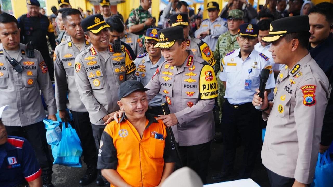 FOTO: Kapolri Tinjau Langsung Kesiapan Transportasi Jelang Puncak Mudik di Surabaya