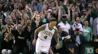 Isaiah Thomas saat melawan Washington Wizard pada laga Semifinal NBA, Senin (15/5/2017), Boston Celtic menang 115-105, (AP Photo/Charles Krupa)