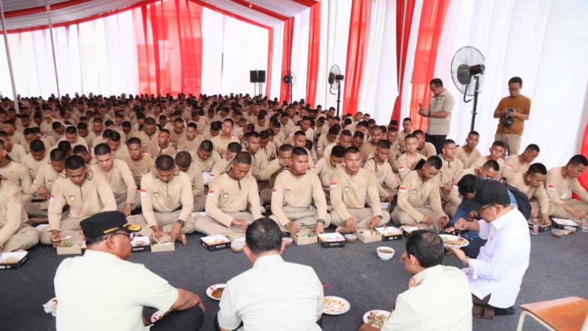 Momen Hangat Mendagri Santap Siang Bersama Praja IPDN di Tengah Misi Kemanusiaan