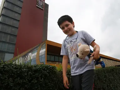 Carlos Santamaria Diaz (12) berpose untuk fotografer pada acara pers di Universitas Otonomi Nasional Meksiko di Mexico City, 3 Agustus 2018. Carlos menjadi satu-satunya mahasiswa termuda yang diterima di salah satu universitas terkemuka. (AP/Marco Ugarte)