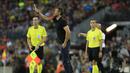 Pelatih Barcelona Luis Enrique memberikan instruksi kepada pemainnya saat melawan Sevilla pada laga Super Cup Spanyol di Stadion Camp Nou, Barcelona (18/8/2016). (AFP/Pau Barrena)