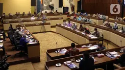 Suasana saat Menteri Pendayagunaan Aparatur Negara dan Reformasi Birokrasi Tjahjo Kumolo rapat dengar pendapat dengan Komisi II DPR di Kompleks Parlemen, Jakarta, Kamis (7/4/2022). Rapat membahas evaluasi pelaksanaan program dan anggaran tahun 2021. (Liputan6.com/Angga Yuniar)