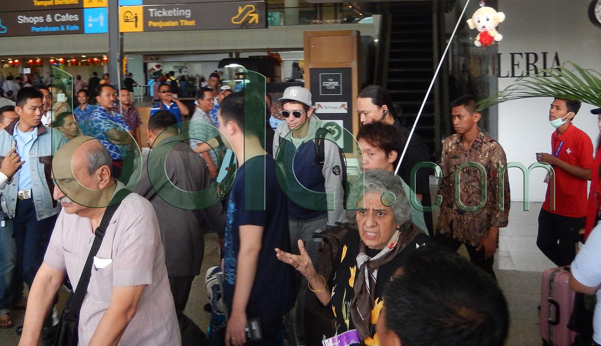 Pebalap MotoGP, Valentino Rossi, tiba dengan pengawalan ketat di Bandara Ngurah Rai, Denpasar, Bali, Senin (25/1/2016). (Bola.com/Eksklusif)