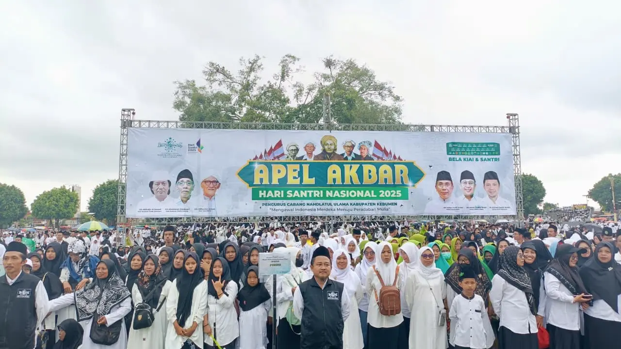35 ribu santri, ustadz, ustadzah, dan warga Nahdlatul Ulama (NU) memenuhi lapangan apel di Kabupaten Kebumen, Jawa Tengah, dalam Apel Akbar Hari Santri Nasional 2025. (Istimewa)