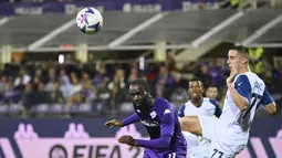 Pemain Fiorentina, Jonathan Ikone (kiri) dan pemain Lazio Adam Marusic berebut bola selama pertandingan lanjutan Liga Serie A Italia di Artemio Franchi Stadium di Florence, Italia, Senin 10 Oktober 2022. Lazio menang telak atas tuan rumah Fiorentina 4-0. (Massimo Paolone/LaPresse via AP)