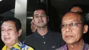 Raffi pun tak bisa berlama-lama lantaran dirinya ada kegiatan lain. Kasus yang menimpa Raffi Ahmad kiranya dapat menjadi pembelajaran bagi para publik figur agar dapat berhati-hati dan menghargai segala bentuk profesi. (Andy Masela/Bintang.com)