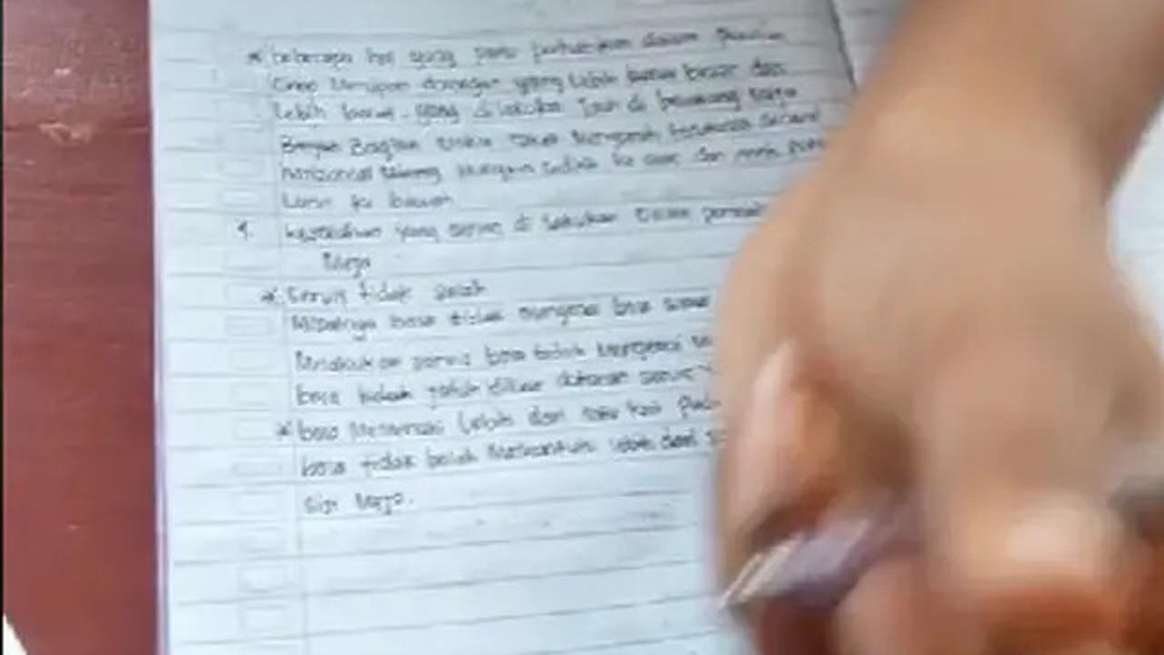 Viral, Anak Ini Punya Kebiasaan Menulis Terbalik dan Rapi Banget