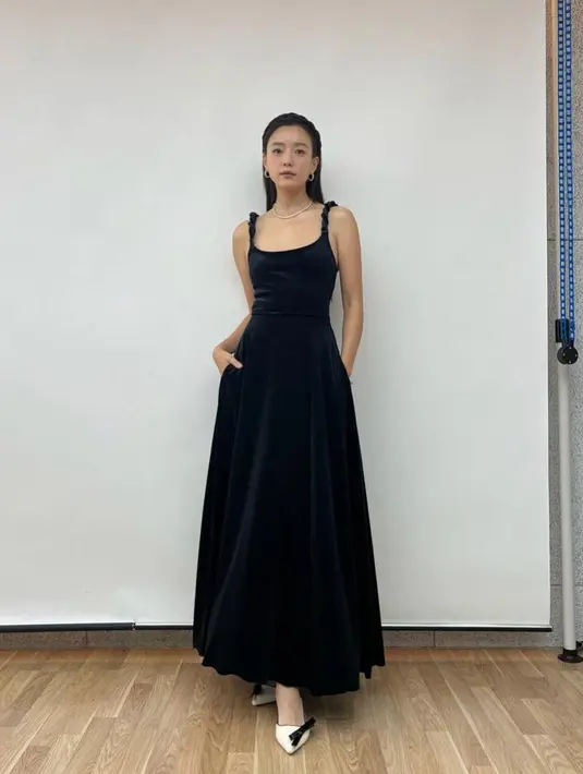 Han Hyo Joo terlihat menawan dengan gaun satin hitam dari Emporio Armani. Gaun dengan U-neckline itu memiliki braided strap yang senada dengan tatanan rambutnya [@hanhyojoo222]