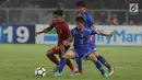 Pemain Timnas Indonesia U-19, Saddil Ramdani (kanan) berebut bola dengan pemain Chinnese Taipei saat laga penyisihan Grup A Piala AFC U-19 2018 di Stadion GBK, Jakarta, Kamis (18/10). Babak pertama berakhir imbang 0-0. (Liputan6.com/Helmi Fithriansyah)