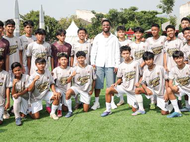 Legenda Liverpool, Daniel Sturridge melakukan coaching clinic eksklusif bersama komunitas sepak bola lokal yang diadakan oleh program Second Chance di Plaza dan Stadion Patriot Candrabhaga, Kota Bekasi, Minggu (29/3/2026) pagi. (Bola.com/Abdul Aziz)