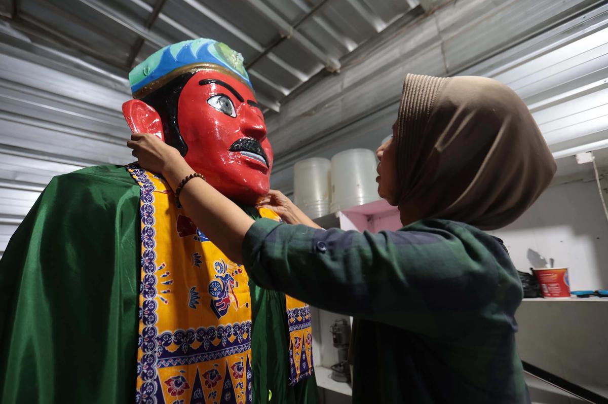 FOTO: Perajin Ondel Ondel Setu Babakan Kebanjiran Pesanan Jelang HUT Jakarta