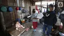 Jurnalis menyalurkan bantuan sembako di Pulau Panjang, Serang, Banten, Sabtu (30/1/2021). Bantuan sembako dan uang tunai bagi warga kurang mampu diberikan karena menurunnya daya beli masyarakat untuk mengonsumsi ikan turun akibat pandemi Covid-19. (Liputan6.com/Pool/JP)