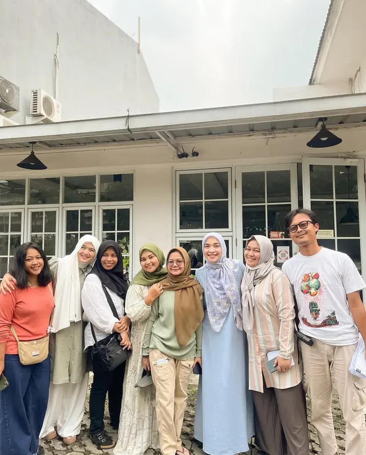 6 Potret Tika Bravani Bareng Pemain Lorong Waktu, Nostalgia Tontonan Masa Kecil