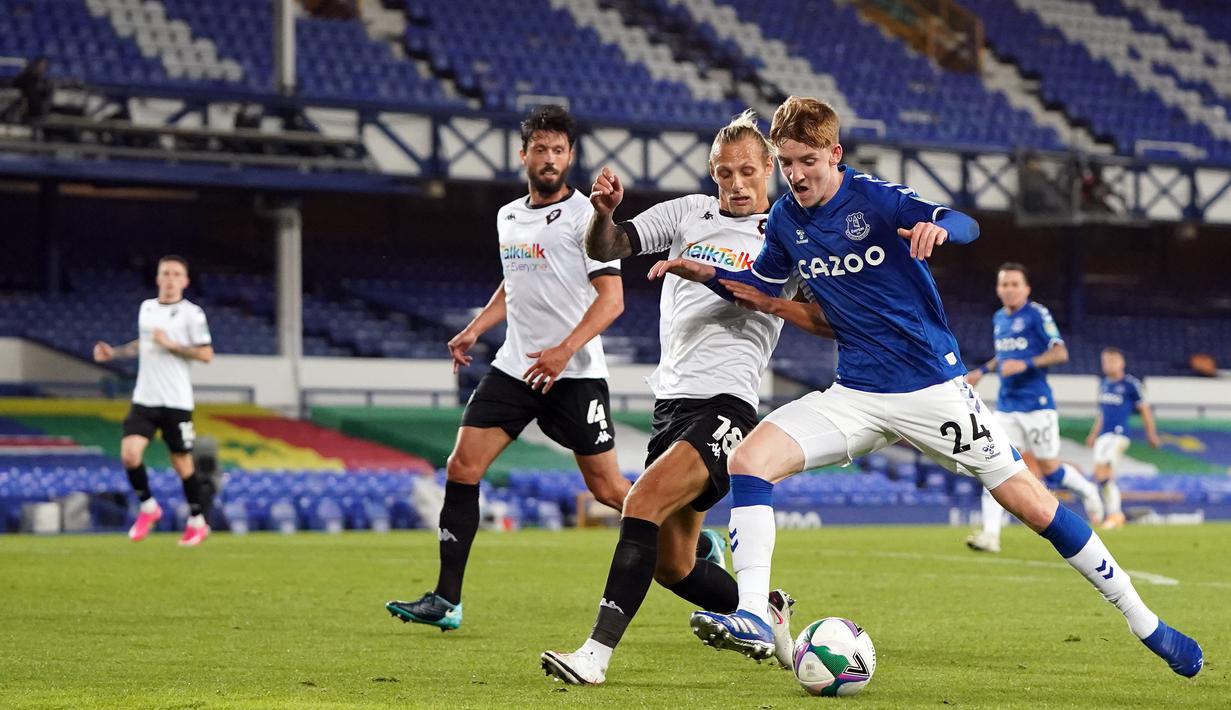 Striker Everton, Anthony Gordon, berebut bola atas dengan gelandang Salford City, Oscar Threlkeld, pada laga Piala Inggris di Stadion Goodison Park, Kamis (17/9/2020) dini hari WIB. Everton menang 3-0 atas Salford City. (AFP/Jon Super/pool)