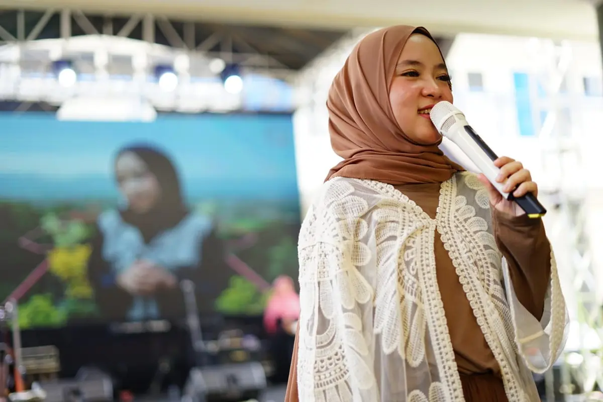 Nissa Sabyan berkesempatan untuk tampil di acara Humanity Concert di Syafana Islamic School, Tangerang, Banten.