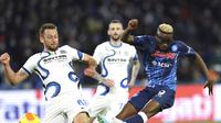 Pemain Napoli, Victor Osimhen, melepaskan tendangan saat berhadapan dengan Inter Milan dalam lanjutan Liga Italia 2021/2022 di Stadion Diego Armando Maradona, Minggu (13/2/2022) WIB. (Alessandro Garofalo/LaPresse via AP)