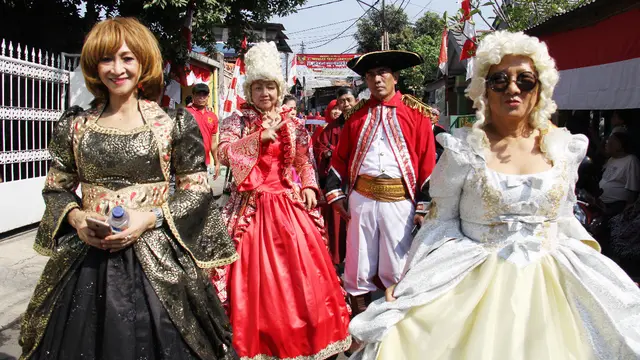 Yati Surachman di pameran Heru Mulyadi