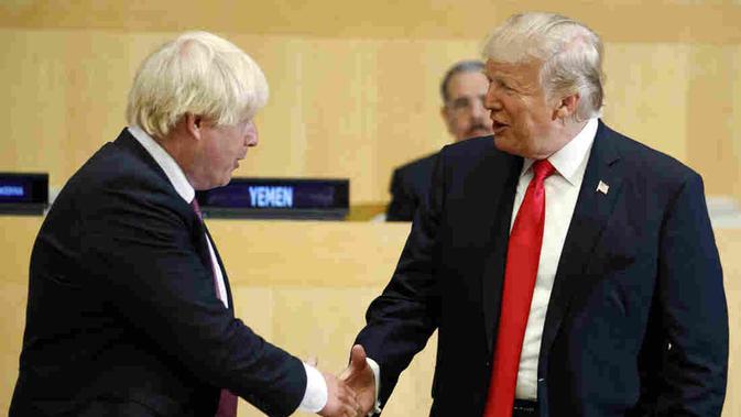 PM Boris Johnson bersalaman dengan Presiden Donald Trump pada Sidang Umum PBB tahun 2017. (Source: AP/ Evan Vucci)