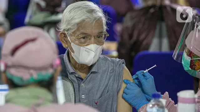 Pemberian Vaksin Massal untuk Warga Lansia Non KTP DKI