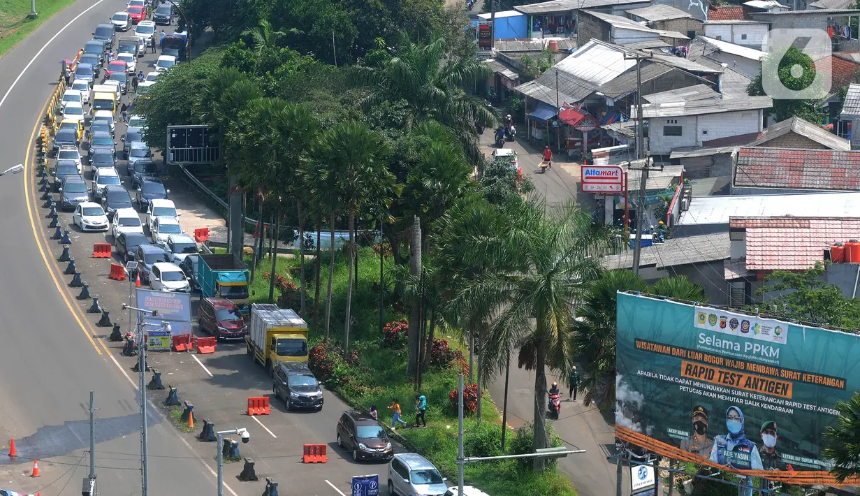 Kendaraan antre memadati kawasan Puncak di Simpang Gadog, Ciawi, Bogor, Kamis (20/5/2021). Walaupun libur lebaran sudah berlalu, kawasan Puncak dan sekitarnya masih dipadati wiasatawan. (merdeka.com/Arie Basuki)