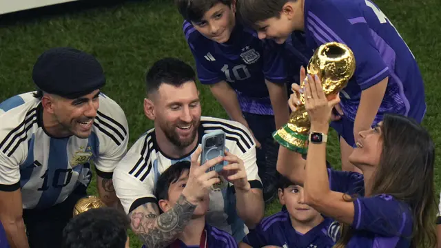 Foto: Kemesraan Lionel Messi Bersama Keluarganya saat Rayakan Gelar Juara Piala Dunia 2022