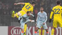 Nikalai Signevic berduel dengan gelandang Chelsea, Jorginho di laga lanjutan Grup L Liga Europa 2018/19 yang berlangsung di Stadion Borisov Arena (9/11). Chelsea menang 1-0 (AFP/Kirill Kudrayavsev)
