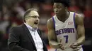 Pelatih Detroit Pistons, Stan Van Gundy (kiri) berbincang dengan Stanley Johnson (7) saat melawan Rockets pada laga NBA basketball game, di Toyota Center, Houston, (22/3/2018). Rockets menang 100-96. (AP/David J. Phillip)