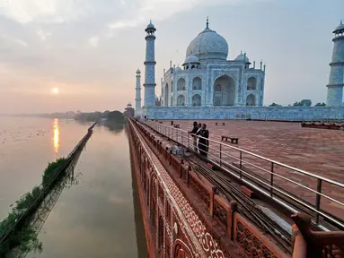 Foto yang diambil pada 18 Juli 2023 ini memperlihatkan tepian sungai Yamuna yang tergenang air di sepanjang Taj Mahal di Agra, India. (Pawan SHARMA / AFP)