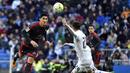 Pemain Celta Vigo, Hernandez (kiri) berebut bola dengan pemain Real Madrid,  Mayoral pada lanjutan La Liga Spanyol di Stadion Santiago Bernabeu , Madrid, Sabtu (5/3/2016). (AFP/Gerard Julien)