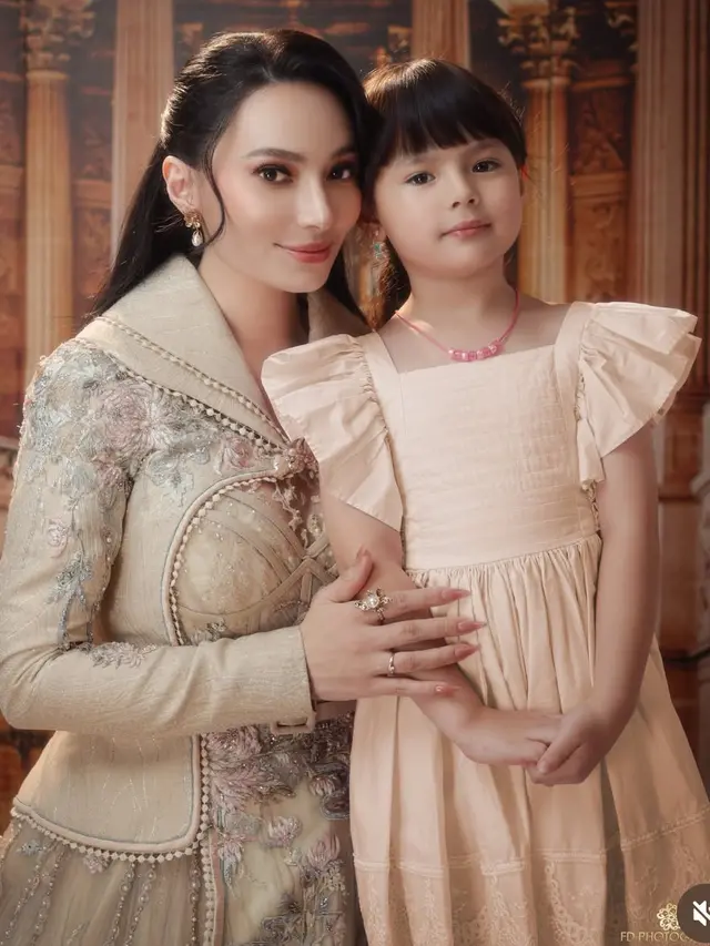 Chloe saat Photoshoot dengan aksesori kalung bersama ibunda. [@fdphotography90]