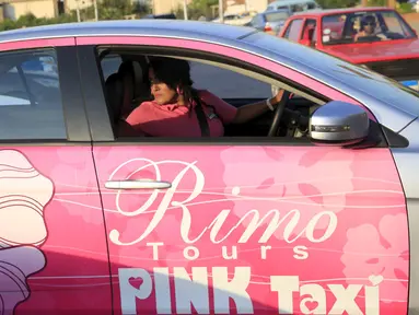 Mervat al-Badry, pengemudi taksi pink saat akan parkir di Kairo, Mesir, Selasa (8/9). Pink Taxi adalah sebuah taksi yang dikhususkan untuk kaum perempuan dan yang pertama kali ada di Mesir. (REUTERS/Amr Abdallah Dalsh)
