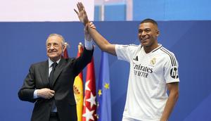 Dalam acara tersebut dihadiri Presiden Real Madrid Florentino Perez dan legenda klub Zinedine Zidane. (AP Photo/Andrea Comas)