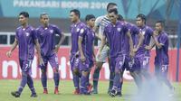Para pemain Persita Tangerang tampak lesu usai ditaklukkan Kalteng Putra pada laga Liga 2 di Stadion Pakansari, Jawa Barat, Selasa (4/12). Kalteng menang 2-0 atas Persita. (Bola.com/M. Iqbal Ichsan)