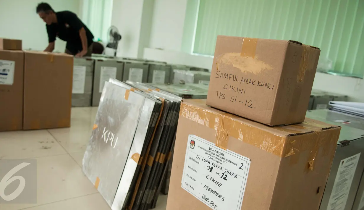 Petugas mengangkut kotak suara yang akan didistribusikan ke kelurahan di Kecamatan Menteng, Jakarta, Senin (17/4). Logistik surat suara Pemilihan Gubernur dan Wagub DKI telah siap didistribusikan ke kelurahan di Jakarta. (Liputan6.com/Gempur M Surya)