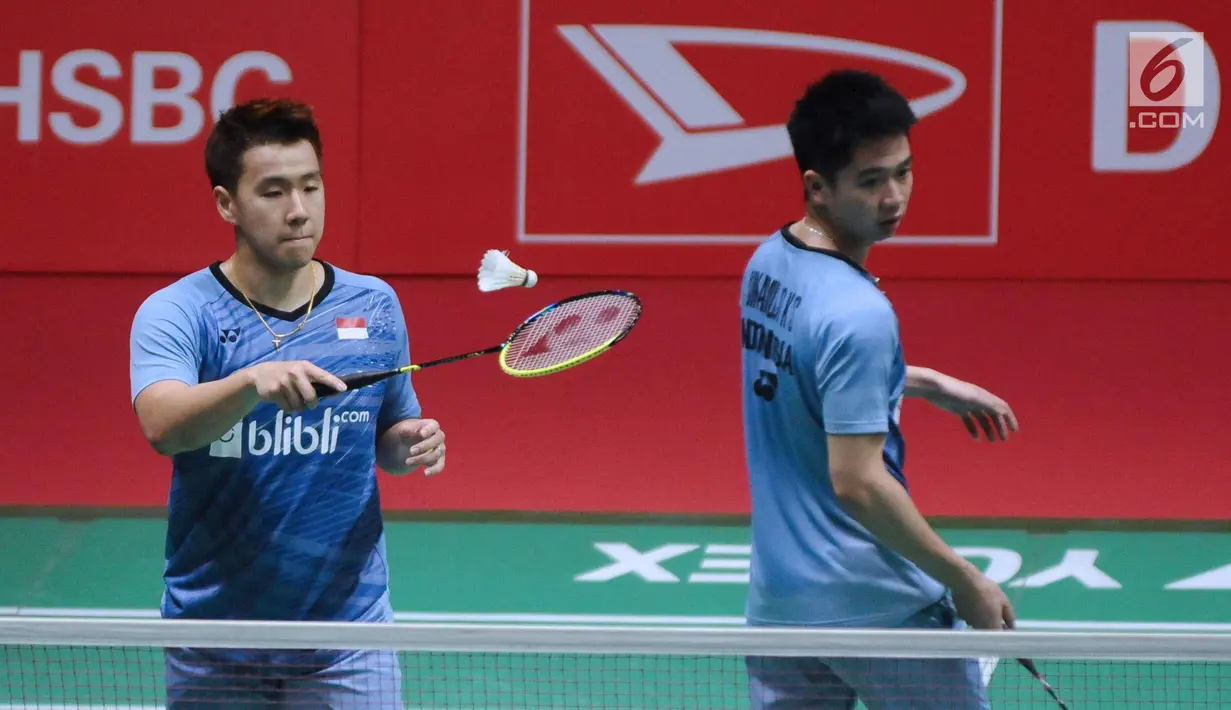 Ganda putera Indonesia, Kevin Sanjaya/Marcus Gideon saat melawan Hendra Setiawan/Rian Saputro pada babak kedua Indonesia Masters 2018 di Istora Senayan, Kamis (25/1). Kevin/Marcus unggul 21-16, 23-21. (Liputan6.com/Helmi Fithriansyah)