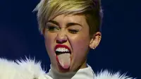 Miley Cyrus kembali menghisap ganja. Hal ini ia lakukan saat rekaman untuk Beatles cover.