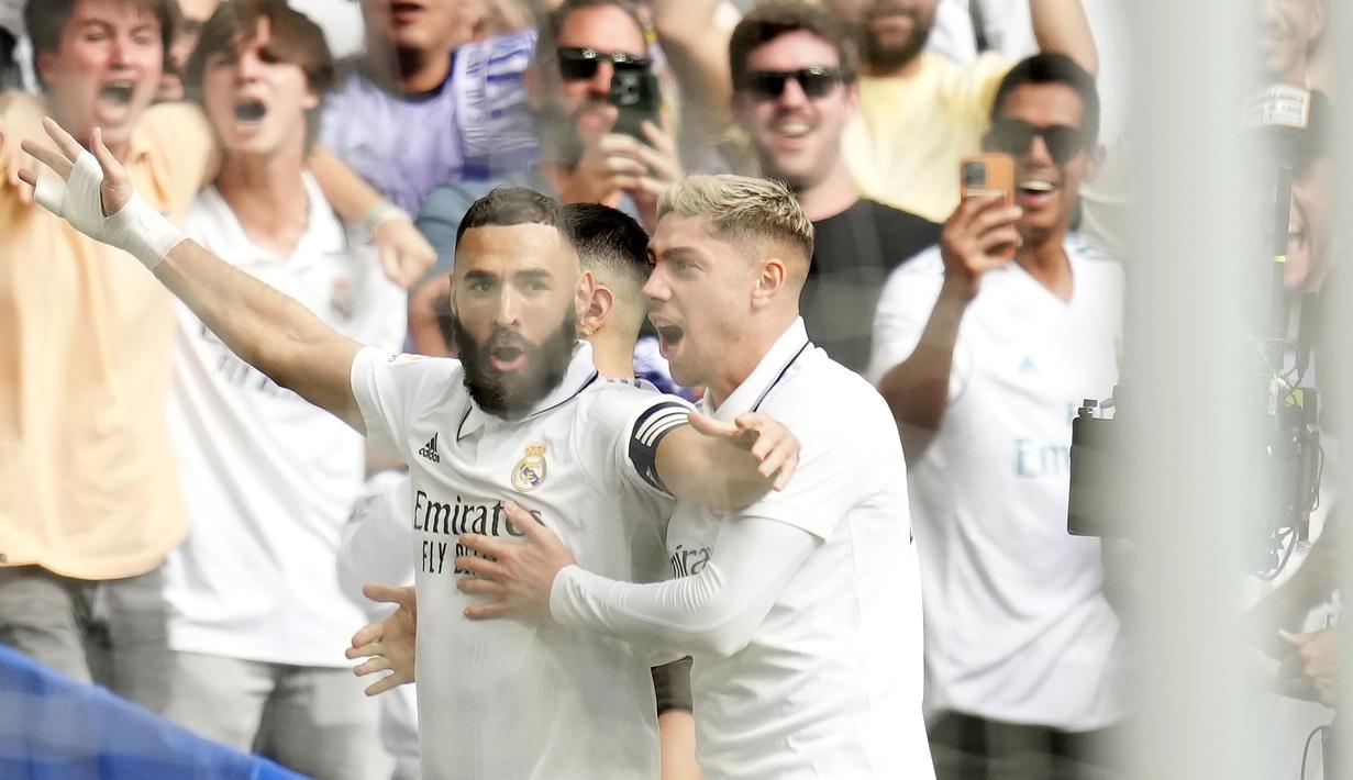 Pada menit ke-12 Real Madrid unggul 1-0 lewat gol Karim Benzema. Ia berhasil memanfaatkan bola muntah hasil tendangan Vinicius Junior yang berhasil diblok kiper Barcelona Marc-Andre ter Stegen. (AP/Manu Fernandez)
