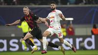 Pemain Manchester City, Erling Haaland berusaha menghindar dari penjagaan bek RB Leipzig, Josko Gvardiol (kanan) dalam pertandingan leg pertama babak 16 besar Liga Champions 2022/2023 antara RB Leipzig melawan Manchester City yang berlangsung di Red Bull Arena, Kamis (23/2/2023). (AP Photo/Michael Sohn)