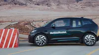 BMW unjuk kebolehan dengan memamerkan sebuah kendaraan berbasis i3 yang dibekali fitur self-parking dan collision avoidance system.