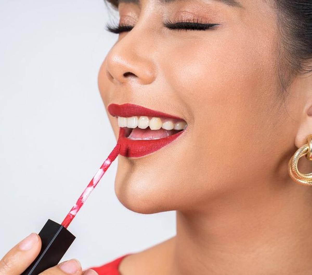 Lip tint dan lip cream masing-masing memiliki kelebihan dan kekurangan yang perlu dipertimbangkan sebelum memilih produk yang sesuai dengan kebutuhanmu.