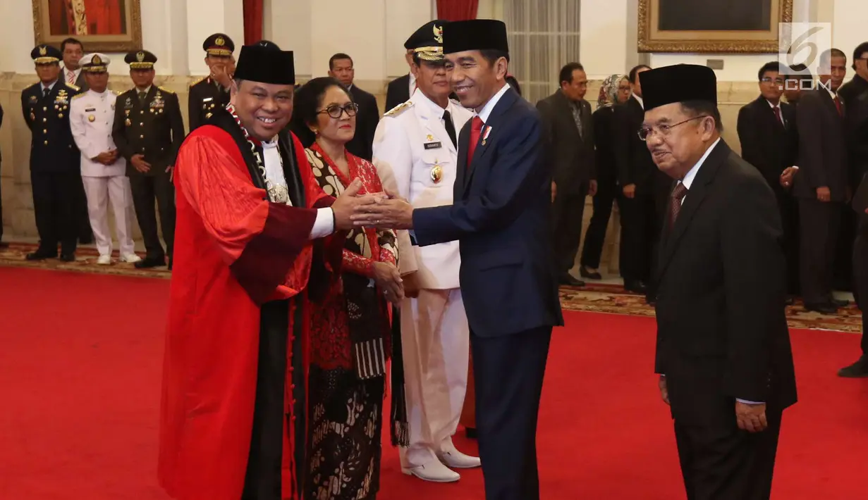 Presiden Jokowi memberi ucapan selamat usai pelantikan Arief Hidayat sebagai Hakim Konstitusi periode 2018-2023 di Istana Negara, Jakarta, Selasa (27/3). Arief Hidayat terpilih menjadi Hakim Konstitusi melalui pemilihan di DPR. (Liputan6.com/Angga Yuniar)