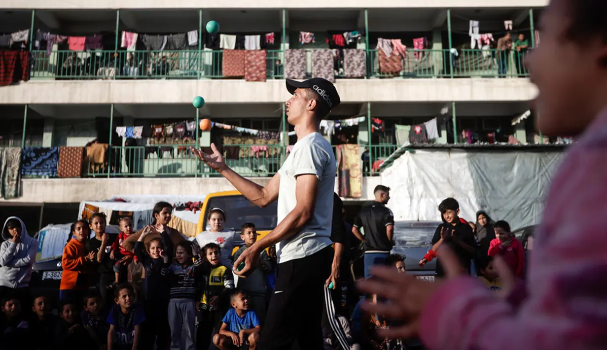 Lebih dari 5.300 anak-anak Palestina dilaporkan tewas hanya dalam 46 hari. Artinya, lebih dari 115 anak per hari, setiap hari, selama berminggu-minggu, tewas. (AP Photo/Mohammed Dahman)