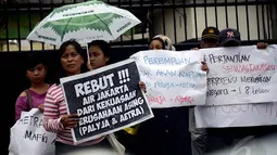 Massa dari Koalisi Masyarakarat Menolak Swastanisasi Air Jakarta mendesak Pemerintah DKI melakukan pemutusan kontrak sepihak dengan PT. Palyja dan PT. Aetra terkait swastanisasi air, Selasa (13/1/2015). (Liputan6.com/Faizal Fanani)