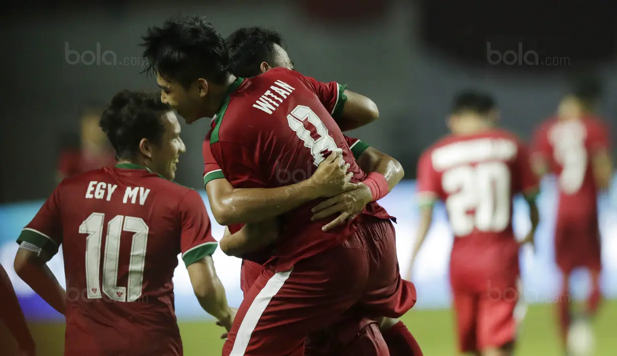Gelandang Indonesia U-19, Witan Sulaeman, melakukan selebrasi usai mencetak gol ke gawang Thailand di Stadion Wibawa Mukti, Cikarang, Minggu (8/10/2017).Indonesia menang 3-0 atas Thailand. (Bola.com/M Iqbal Ichsan)